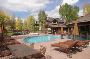 Outdoor Pools and Hot Tubs, Air Conditioning, Washer & Dryer In Unit, Ski Mountain Views